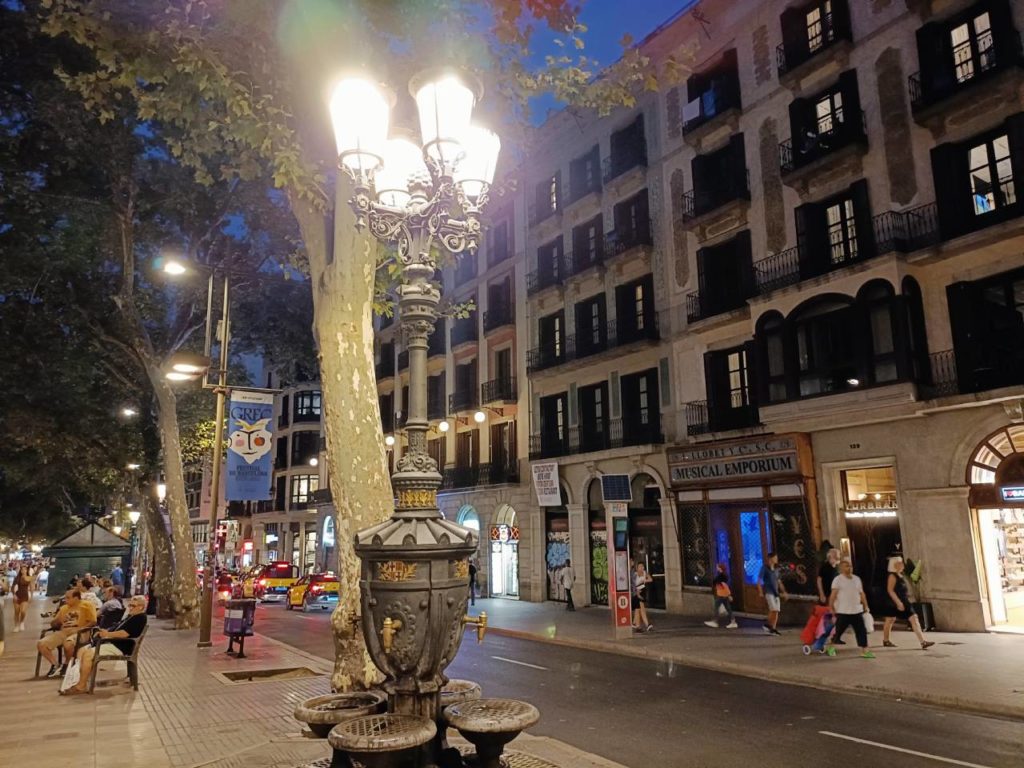 La Plaça de Catalunya : Transport, sculptures, hôtels et histoire