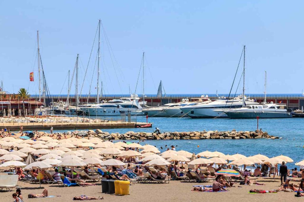 Y a-t-il des chaises longues sur la plage de Barcelone ?