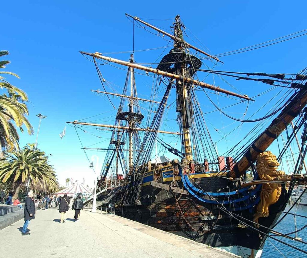 Un bateau pirate dans le port de Barcelone