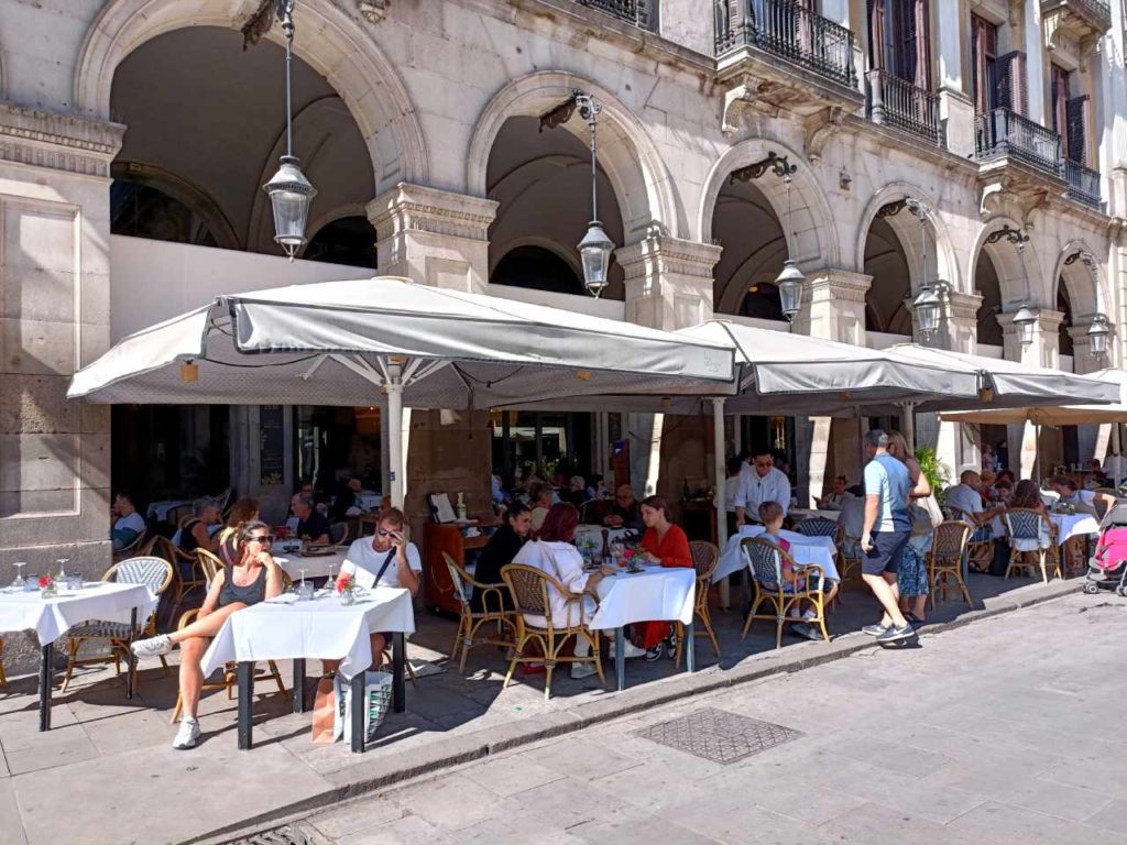 Plaza Reial : Accès, histoire, restaurants, hôtels & informations