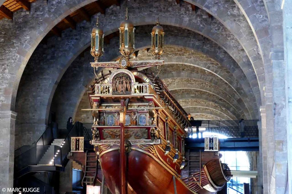 Que peut-on explorer près du monument de Christophe Colomb ?