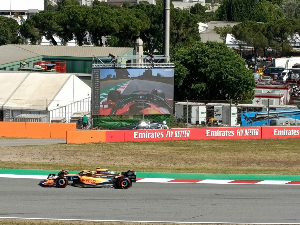 Écrans géants autour du circuit