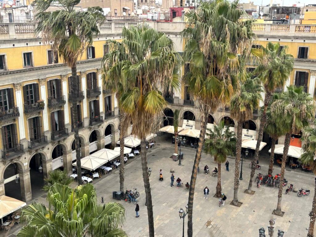 La Plaza Reial La Plaza Reial